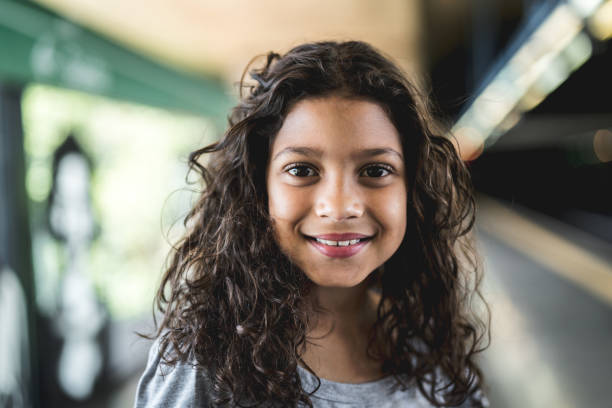 portret van cute girl - latijns amerikaans en hispanic etniciteiten stockfoto's en -beelden