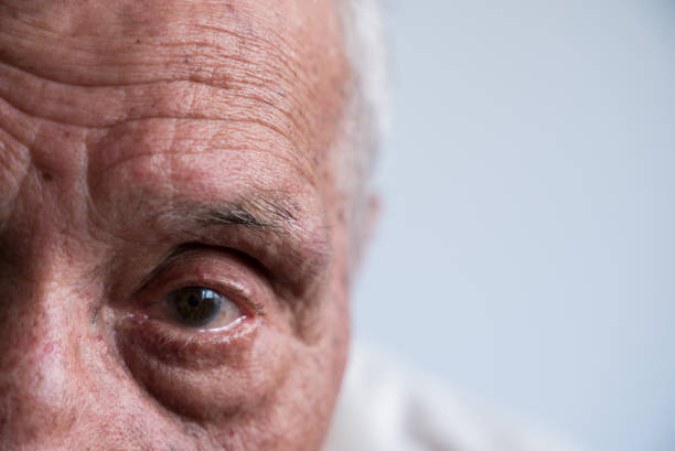 old man eye detail - portrait black and white senior men wisdom imagens e fotografias de stock