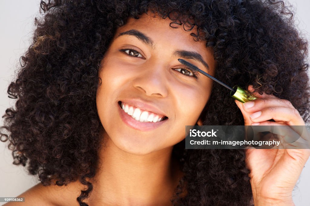 Schöne afrikanische amerikanische Frau, die auf das Aufstellen hautnah - Lizenzfrei Wimperntusche Stock-Foto