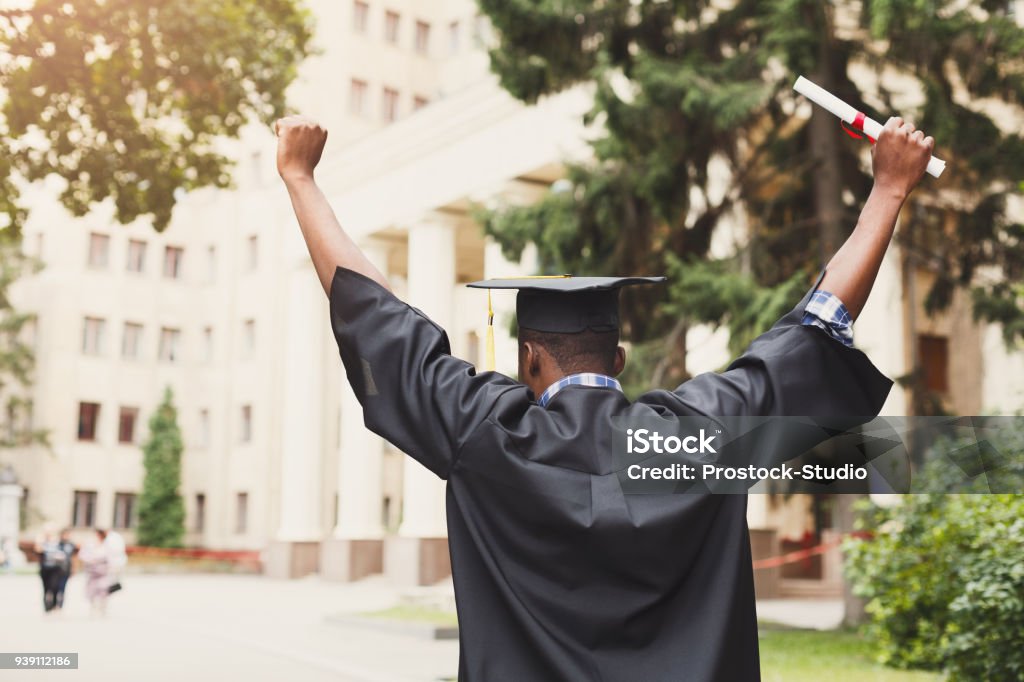 Glückliche junge Frau am Graduierungstag ihrer. - Lizenzfrei Akademischer Abschluss Stock-Foto