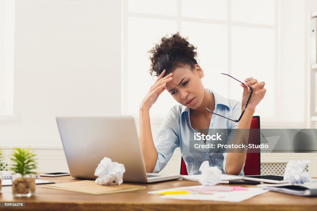 Femme d’affaires frustré avec maux de tête au bureau - Photo de Femmes libre de droits