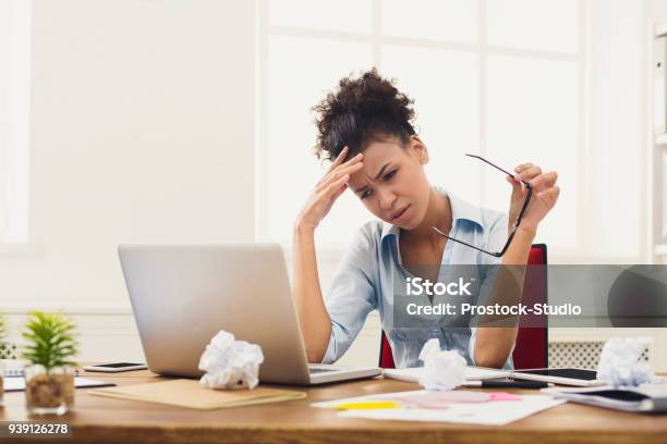 Photo libre de droit de Femme Daffaires Frustré Avec Maux De Tête Au Bureau banque d'images et plus d'images libres de droit de Femmes