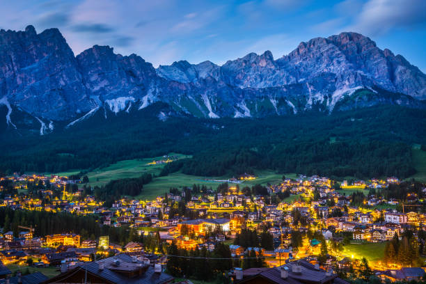 cortina d'ampezzo. itaiy. cidade de noite nas montanhas - dramatic sky famous place canyon majestic - fotografias e filmes do acervo