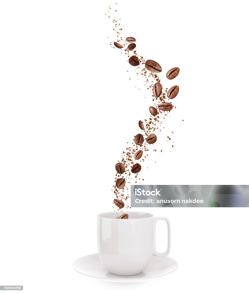 コーヒー豆とコーヒー粉の白いカップから飛ぶ - コーヒー豆のロイヤリティフリーストックフォト