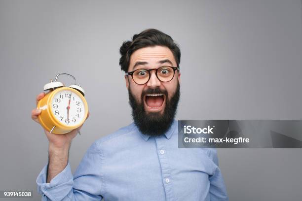 Hombre Asustado Con Reloj Despertador Foto de stock y más banco de imágenes de Fecha tope - Fecha tope, Urgencia, Adulto