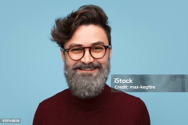 Hombre Alegre Con Barba Brillante Foto de stock y más banco de imágenes de Retrato - Retrato, Hombres, Fondo con color