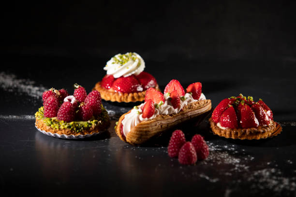 мини торт ассортимент с красными фруктами - biscuit cookie cake variation стоковые фото и изображения