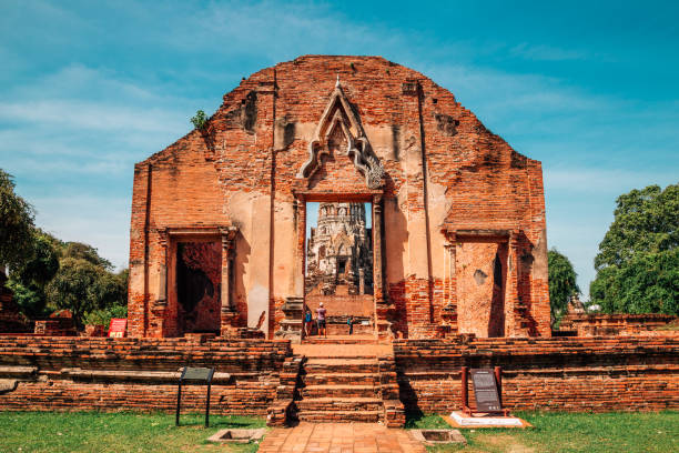 wat ratchaburana, antigas ruínas em ayutthaya, tailândia - ratchaburana - fotografias e filmes do acervo