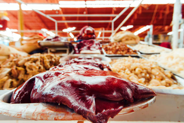 makro aus einem stück leber in einem fleisch-stall auf dem san camilo markt in arequipa, peru - 5905 stock-fotos und bilder