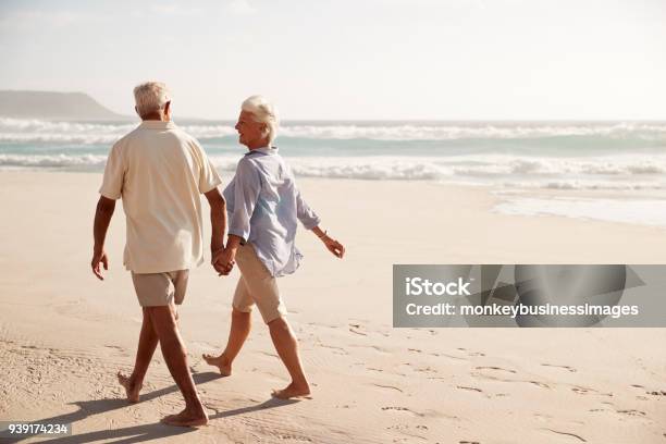 ビーチを手をつないで歩く老夫婦の後姿 - 浜辺のストックフォトや画像を多数ご用意 - 浜辺, シニア世代, 歩く
