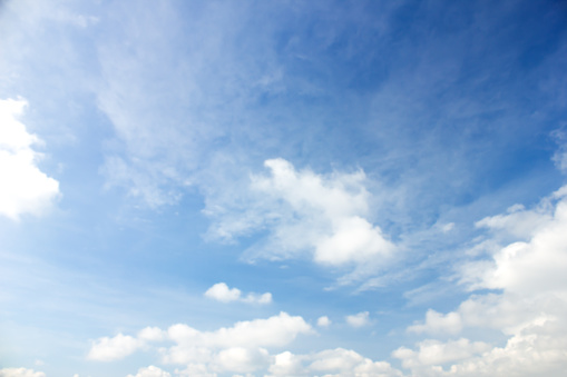 Nubes en el cielo azul de fondo  photo