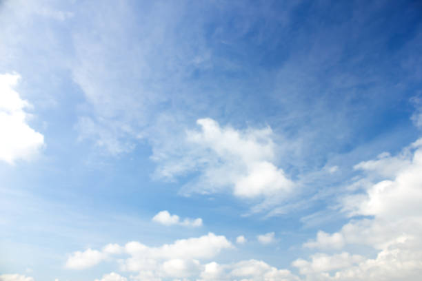 nuages dans le ciel bleu en arrière-plan  - cludy sky photos et images de collection