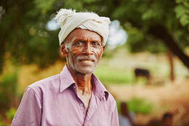 retrato de indio hombre de edad avanzada en al aire libre - old delhi fotografías e imágenes de stock