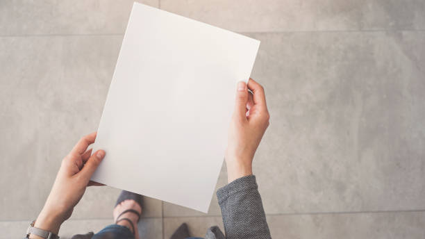 person holding white empty paper - blank message imagens e fotografias de stock