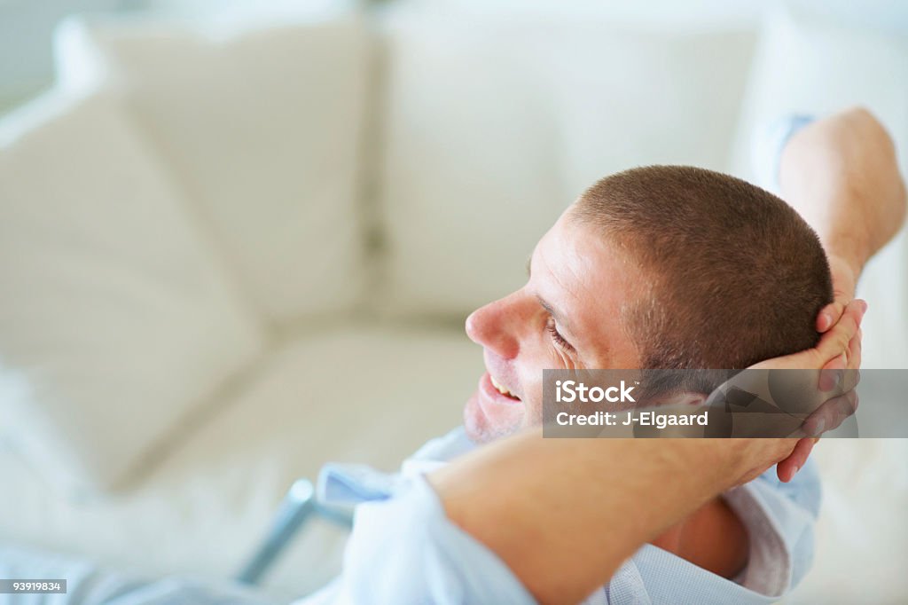 Sorridente jovem homem relaxante em Casa - Royalty-free 20-24 Anos Foto de stock