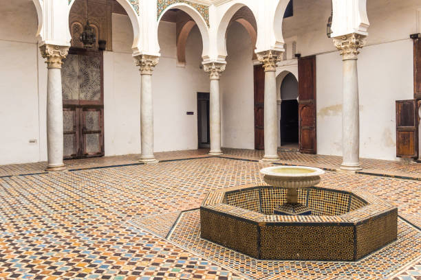дворец касбах - fountain courtyard tile wall стоковые фото и изображения