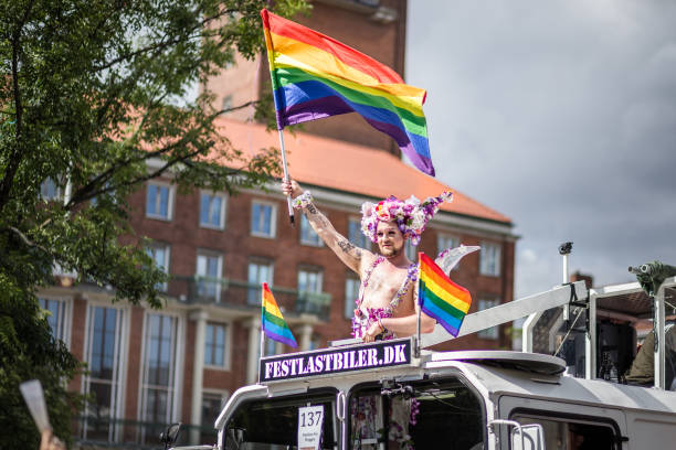 desfile del orgullo de copenhague 2017 - lesbian gay man rainbow multi colored fotografías e imágenes de stock