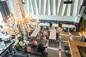 innenraum-ein-neues-luxus-restaurant-am-morgen.jpg?b=1&s=170x170&k=20&c=kFNqieQb2HnTw5MyiPCHPuwq2MSsZz_8vwFkO0ytTWY=