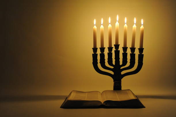 bibbia e menorah - jewish tradition foto e immagini stock