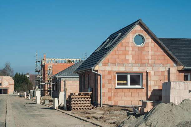 青い空を背景に建設中のれんが造りの家 - built exterior ストックフォトと画像