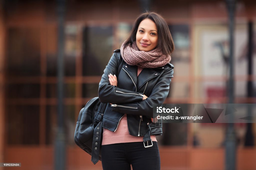 Jeune femme de mode en blouson de cuir noir, marchant dans la rue de la ville - Photo de Femmes libre de droits