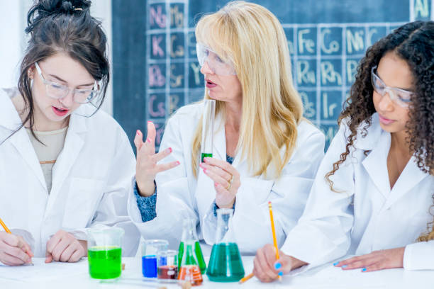 istock Explaining high school chemistry in the lab 939242162
