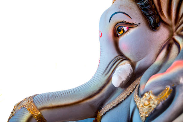 kolorowa statua ganesh - profil boczny z wyciętym białym tłem - ganesh zdjęcia i obrazy z banku zdjęć