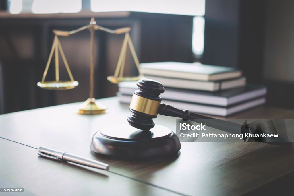Waage der Gerechtigkeit und der Hammer auf Holztisch und Anwalt oder Richter arbeiten mit Vereinbarung im Gerichtssaal, Recht und Gesetz-Konzept - Lizenzfrei Justizwesen Stock-Foto