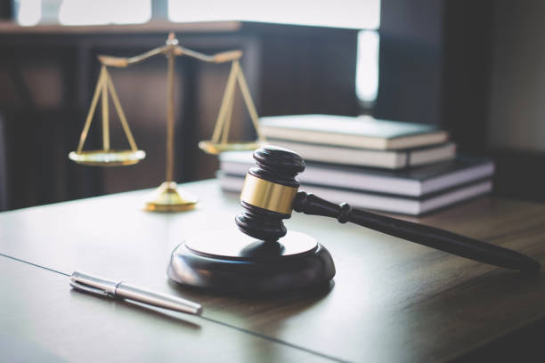 正義と小槌木製テーブルと弁護士または裁判官の法廷、正義と法の概念で契約の使用のスケール