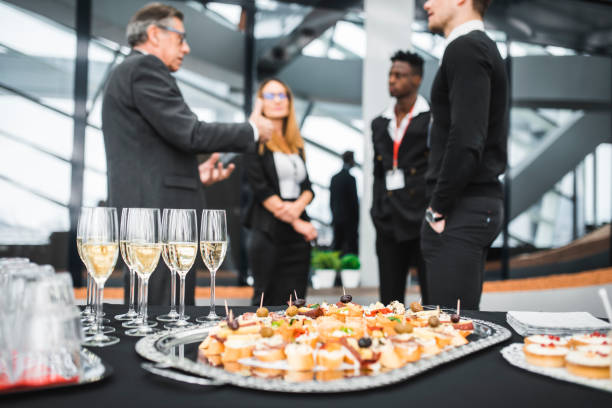 geschäftsleute, die ein meet and greet mit potentiellen kunden - gastronomieberuf stock-fotos und bilder