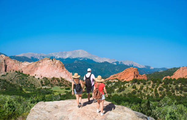 família caminhadas em viagem de férias no colorado. - group of people journey effort travel destinations - fotografias e filmes do acervo