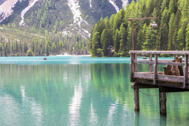 braies de lac dans les dolomites, italie - portage lake photos et images de collection