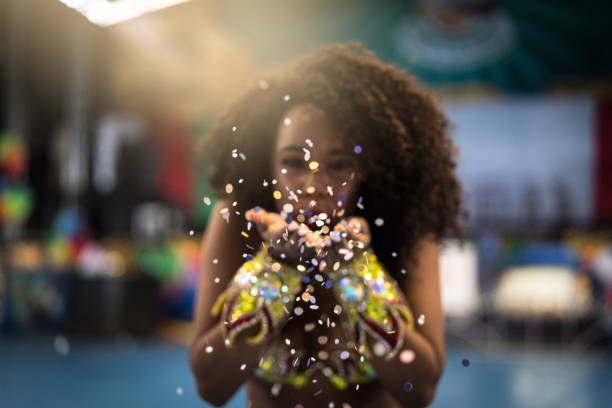 mujer brasileña celebra el carnaval - samba fotografías e imágenes de stock