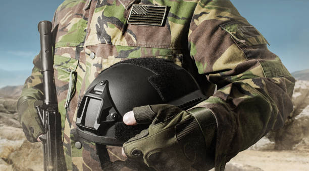 soldato in abiti militari. - rifle strategy military m16 foto e immagini stock