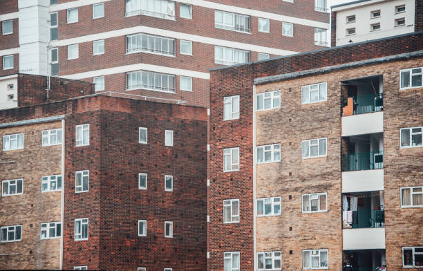 viejos edificios de apartamentos en londres - housing project housing development apartment urban scene fotografías e imágenes de stock