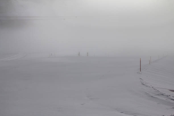 nebel in verschneiten bergen - mont blanc ski slope european alps mountain range stock-fotos und bilder