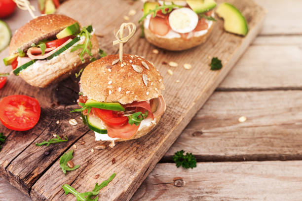 mini-sandwiches mit rucola, tomaten, avocado, cucember und frischkäse - 5412 stock-fotos und bilder