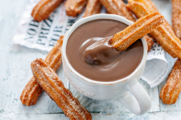 churros dessert espagnol traditionnel. - selective focus photos et images de collection