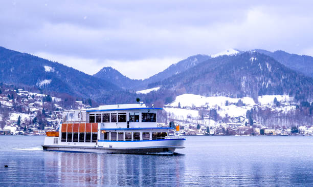 テーゲルンゼー湖 - バイエルン州 - ドイツ - lake lake tegernsee tegernsee mountain ストックフォトと画像