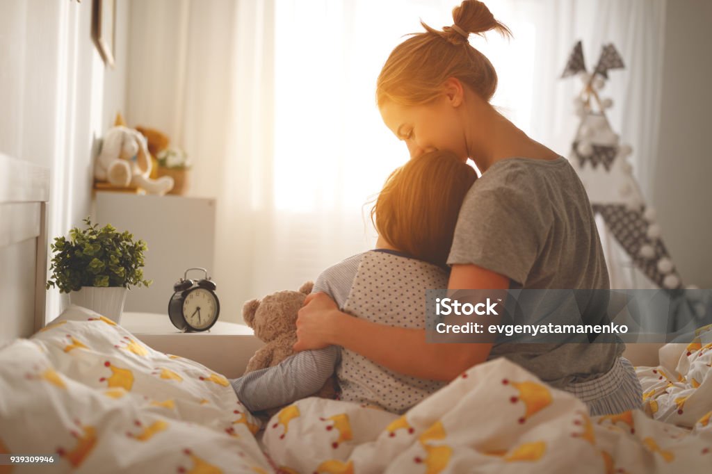 Mutter aufwacht Tochter im Bett morgens - Lizenzfrei Mutter Stock-Foto