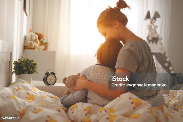 Mutter Aufwacht Tochter Im Bett Morgens Stockfoto und mehr Bilder von Mutter - Mutter, Kind, Umarmen