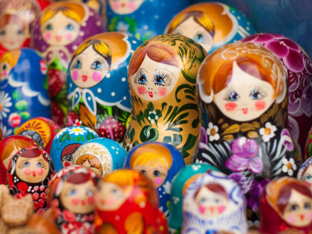 matryoshka. poupée russe de nidification. - figurine russian nesting doll russia russian culture photos et images de collection