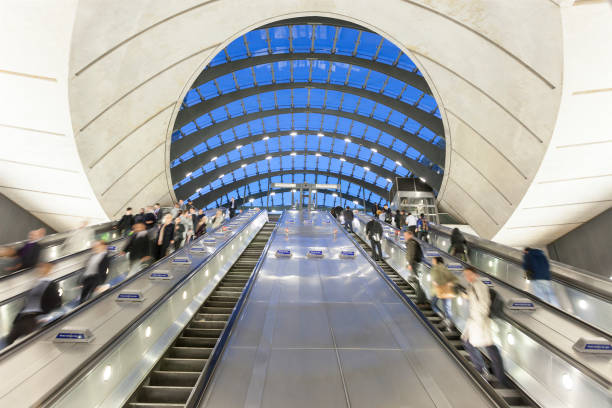 rush hour on underground station, canary wharf, london - canary wharf railway station imagens e fotografias de stock