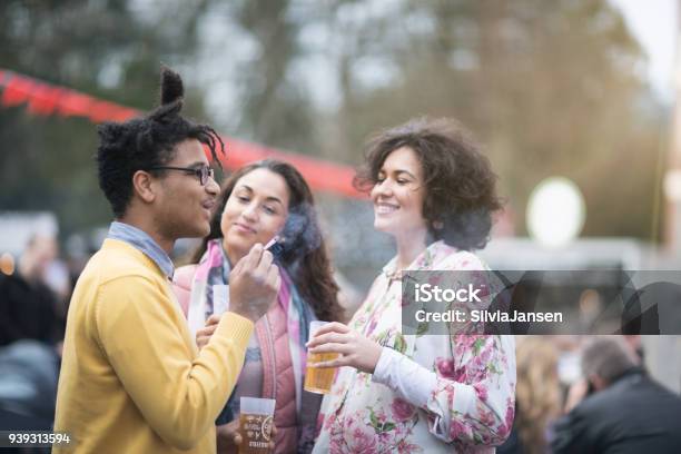 Festival Freunden Zusammen Einen Drink Und Eine Zigarette Rauchen Stockfoto und mehr Bilder von Rauchen