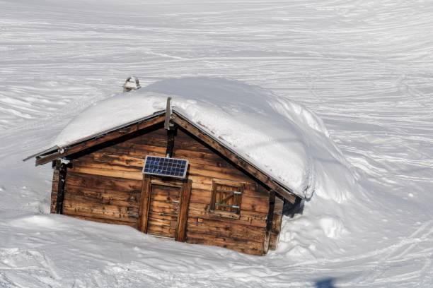 雪に覆われたスキー ロッジ - solar panel alternative energy chalet european alps ストックフォトと画像