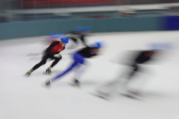 gare di short track di pattinaggio di velocità - sport winter speed skating speed foto e immagini stock