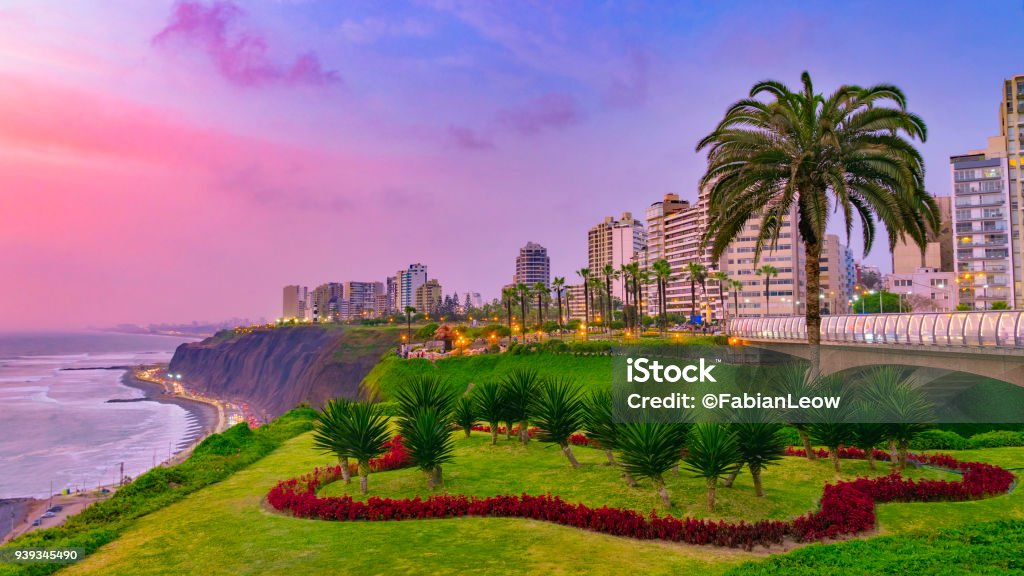 Vista de noche del distrito de Miraflores, paisaje de Lima Perú por la costa - Foto de stock de Lima - Perú libre de derechos