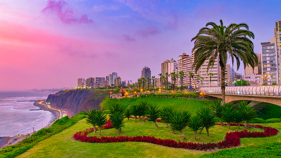 The atmosphere at Lima Miraflores is amazing, cool breezy and the people were amaizng. The sky turns from a beautiful magenta to blue .. it was wonderful.