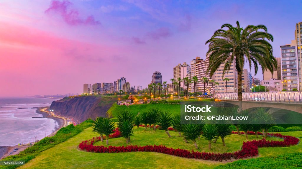 Evening view of Miraflores District, Lima Peru landscape by the coast The atmosphere at Lima Miraflores is amazing, cool breezy and the people were amaizng. The sky turns from a beautiful magenta to blue .. it was wonderful. Lima - Peru Stock Photo