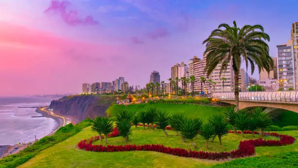 The atmosphere at Lima Miraflores is amazing, cool breezy and the people were amaizng. The sky turns from a beautiful magenta to blue .. it was wonderful.
